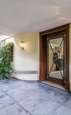 Casa à venda com 660m², 4 quartos e 4 vagas Casa à venda com 660m², 4 quartos e 4 vagasEntrada