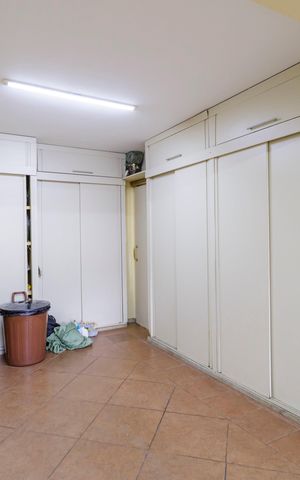Casa à venda com 660m², 4 quartos e 4 vagas Casa à venda com 660m², 4 quartos e 4 vagasGaragem