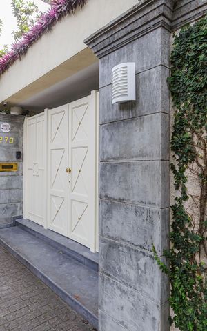 Casa à venda com 660m², 4 quartos e 4 vagas Casa à venda com 660m², 4 quartos e 4 vagasFachada