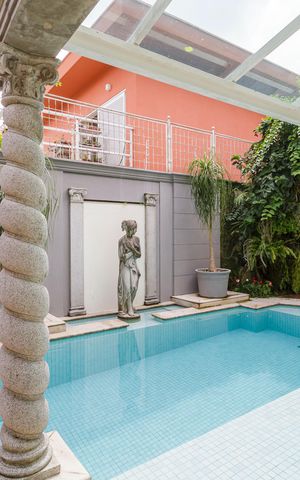 Casa à venda com 660m², 4 quartos e 4 vagas Casa à venda com 660m², 4 quartos e 4 vagasPiscina