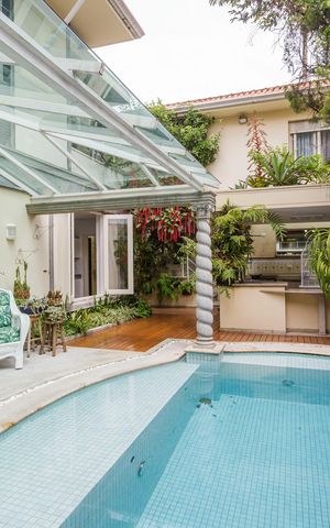Casa à venda com 660m², 4 quartos e 4 vagas Casa à venda com 660m², 4 quartos e 4 vagasPiscina