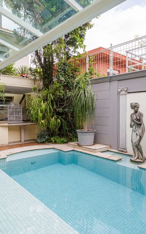 Casa à venda com 660m², 4 quartos e 4 vagas Casa à venda com 660m², 4 quartos e 4 vagasPiscina