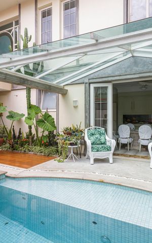 Casa à venda com 660m², 4 quartos e 4 vagas Casa à venda com 660m², 4 quartos e 4 vagasPiscina