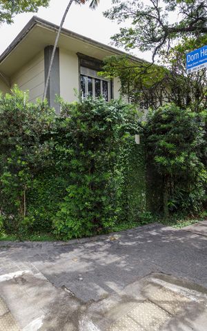Casa à venda com 660m², 4 quartos e 4 vagas Casa à venda com 660m², 4 quartos e 4 vagasFachada