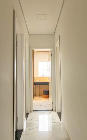 Casa de condomínio à venda com 180m², 3 quartos e 4 vagas Casa de condomínio à venda com 180m², 3 quartos e 4 vagasCorredor