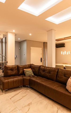 Casa de condomínio à venda com 180m², 3 quartos e 4 vagas Casa de condomínio à venda com 180m², 3 quartos e 4 vagasSala