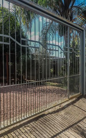 Casa à venda com 78m², 2 quartos e 2 vagas Casa à venda com 78m², 2 quartos e 2 vagasFachada