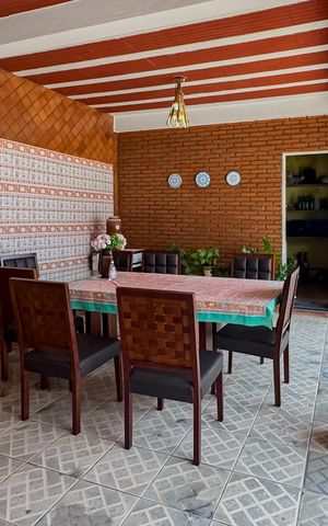 Casa à venda com 210m², 4 quartos e 4 vagas Casa à venda com 210m², 4 quartos e 4 vagasÁrea externa