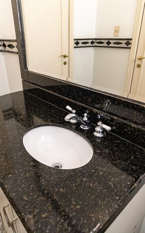 Casa à venda com 340m², 4 quartos e 4 vagas Casa à venda com 340m², 4 quartos e 4 vagasBanheiro da Suíte