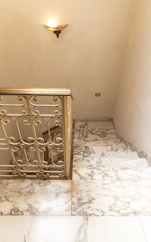 Casa à venda com 340m², 4 quartos e 4 vagas Casa à venda com 340m², 4 quartos e 4 vagasEscada