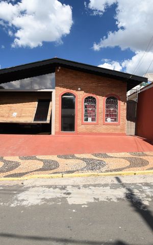 Casa para alugar com 177m², 3 quartos e 4 vagasFachada