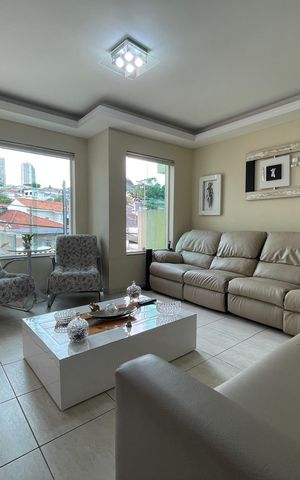 Casa à venda com 170m², 4 quartos e 4 vagas Casa à venda com 170m², 4 quartos e 4 vagasSala