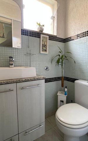 Casa à venda com 170m², 4 quartos e 4 vagas Casa à venda com 170m², 4 quartos e 4 vagasLavabo