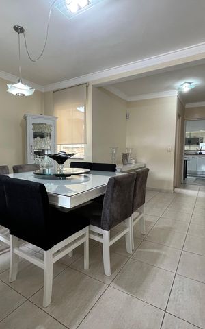 Casa à venda com 170m², 4 quartos e 4 vagas Casa à venda com 170m², 4 quartos e 4 vagasSala