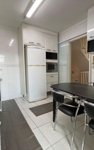 Casa à venda com 170m², 4 quartos e 4 vagas Casa à venda com 170m², 4 quartos e 4 vagasCozinha