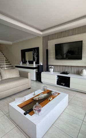 Casa à venda com 170m², 4 quartos e 4 vagas Casa à venda com 170m², 4 quartos e 4 vagasSala