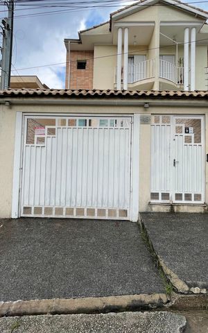 Casa à venda com 170m², 4 quartos e 4 vagas Casa à venda com 170m², 4 quartos e 4 vagasFachada