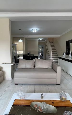 Casa à venda com 170m², 4 quartos e 4 vagas Casa à venda com 170m², 4 quartos e 4 vagasSala