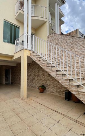 Casa à venda com 170m², 4 quartos e 4 vagas Casa à venda com 170m², 4 quartos e 4 vagasFachada
