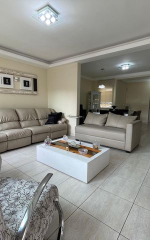 Casa à venda com 170m², 4 quartos e 4 vagas Casa à venda com 170m², 4 quartos e 4 vagasSala