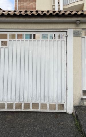 Casa à venda com 170m², 4 quartos e 4 vagas Casa à venda com 170m², 4 quartos e 4 vagasFachada