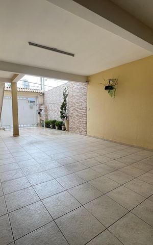 Casa à venda com 170m², 4 quartos e 4 vagas Casa à venda com 170m², 4 quartos e 4 vagasGaragem