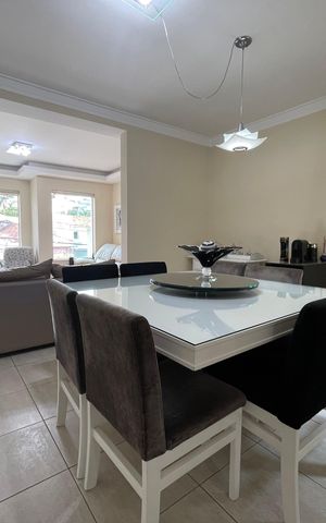 Casa à venda com 170m², 4 quartos e 4 vagas Casa à venda com 170m², 4 quartos e 4 vagasSala
