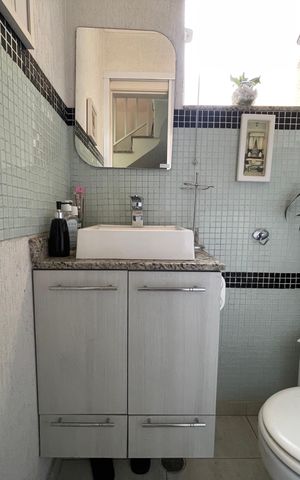 Casa à venda com 170m², 4 quartos e 4 vagas Casa à venda com 170m², 4 quartos e 4 vagasLavabo