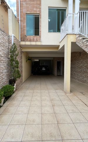 Casa à venda com 170m², 4 quartos e 4 vagas Casa à venda com 170m², 4 quartos e 4 vagasGaragem