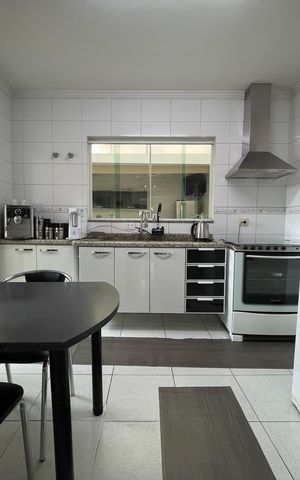 Casa à venda com 170m², 4 quartos e 4 vagas Casa à venda com 170m², 4 quartos e 4 vagasCozinha