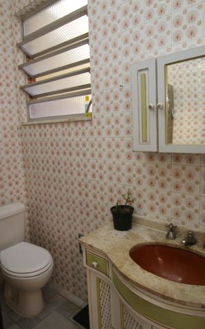 Casa à venda com 360m², 3 quartos e 5 vagasBanheiro de serviço