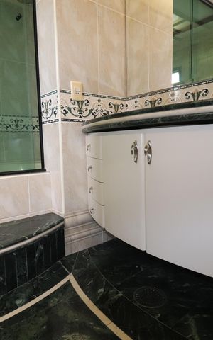 Apartamento à venda com 224m², 4 quartos e 3 vagasBanheiro Quarto 3 suíte