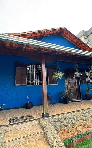 Casa à venda com 242m², 4 quartos e 4 vagasFachada