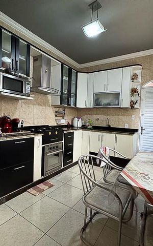 Casa à venda com 242m², 4 quartos e 4 vagasCozinha