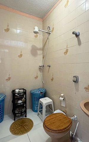 Casa à venda com 242m², 4 quartos e 4 vagasBanheiro de serviço