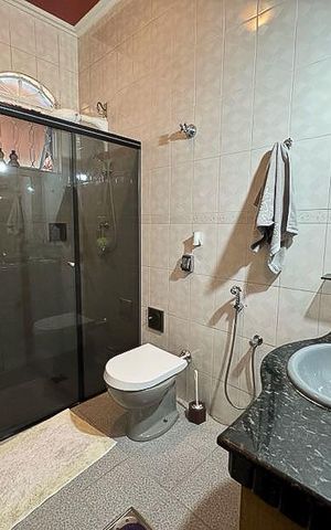 Casa à venda com 242m², 4 quartos e 4 vagasBanheiro