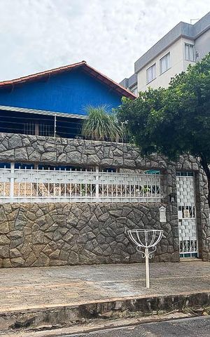 Casa à venda com 242m², 4 quartos e 4 vagasFachada