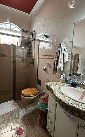 Casa à venda com 242m², 4 quartos e 4 vagasbanheiro Suíte 1
