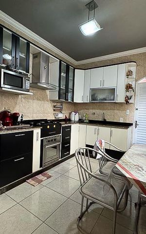 Casa à venda com 242m², 4 quartos e 4 vagasCozinha