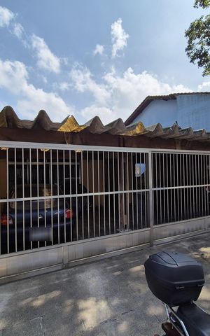 Casa à venda com 264m², 3 quartos e 5 vagas Casa à venda com 264m², 3 quartos e 5 vagasFachada e Placa