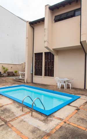 Casa à venda com 278m², 4 quartos e 4 vagas Casa à venda com 278m², 4 quartos e 4 vagasÁrea Externa