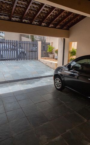 Casa à venda com 278m², 4 quartos e 4 vagas Casa à venda com 278m², 4 quartos e 4 vagasGaragem