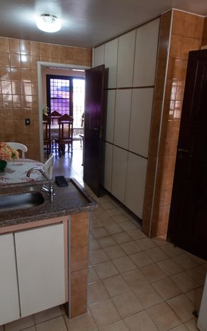 Casa à venda com 278m², 4 quartos e 4 vagas Casa à venda com 278m², 4 quartos e 4 vagasCozinha
