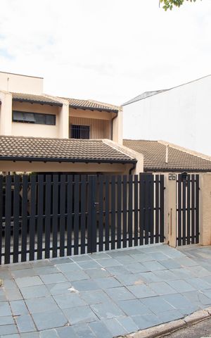 Casa à venda com 278m², 4 quartos e 4 vagas Casa à venda com 278m², 4 quartos e 4 vagasFachada - placa