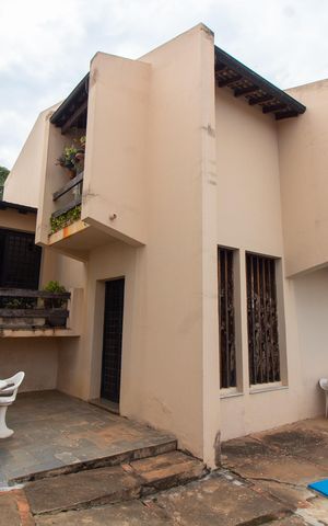Casa à venda com 278m², 4 quartos e 4 vagas Casa à venda com 278m², 4 quartos e 4 vagasÁrea Externa