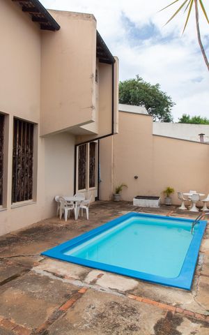Casa à venda com 278m², 4 quartos e 4 vagas Casa à venda com 278m², 4 quartos e 4 vagasÁrea Externa
