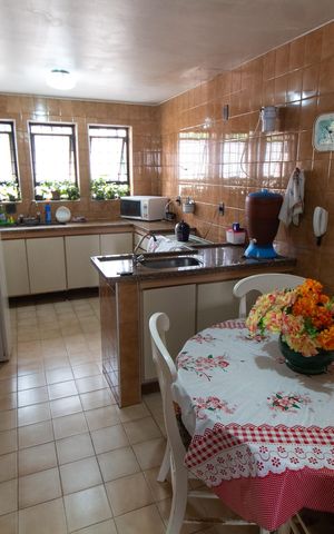 Casa à venda com 278m², 4 quartos e 4 vagas Casa à venda com 278m², 4 quartos e 4 vagasCozinha