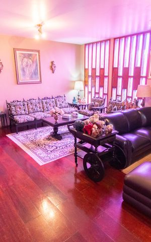 Casa à venda com 278m², 4 quartos e 4 vagas Casa à venda com 278m², 4 quartos e 4 vagasSala de Estar