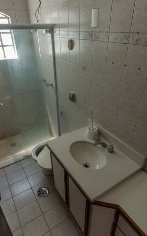 Casa para alugar com 300m², 3 quartos e 2 vagas Casa para alugar com 300m², 3 quartos e 2 vagasBanheiro