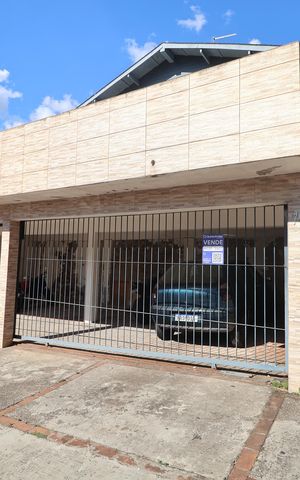 Casa à venda com 200m², 6 quartos e 4 vagasFachada